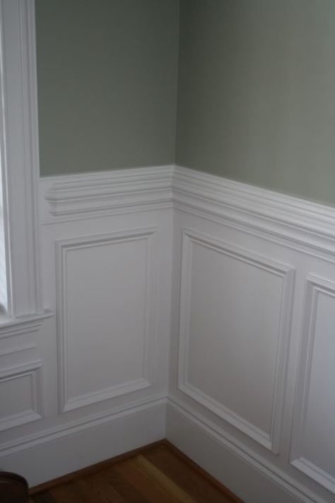 Beautiful wall trim moulding - traditional wainscoting with contrasting wall color above the chair rail, via Garden Web Wainscoting Ideas Bedroom, Trim Molding Ideas, Wall Trim Molding, Molding Ideas, Millwork Wall, Dining Room Wainscoting, Wainscoting Styles, Casa Clean, Trim Molding