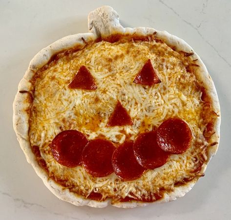 This adorable Jack-O-Lantern pizza makes the perfect gluten-free Halloween dinner. The pumpkin-shaped crust tastes just like traditional Italian pizza! Gluten Free Halloween Candy, Gluten Free Halloween Food, Traditional Italian Pizza, Gluten Free Pizza Recipes, Pumpkin Pizza, Spicy Chili Recipe, Gluten Free Halloween, Halloween Pizza, Recetas Halloween