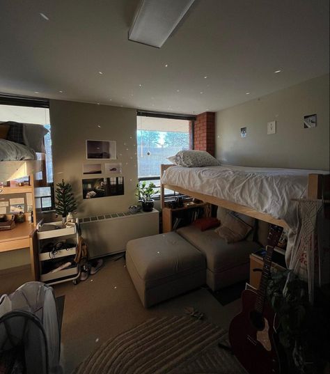 Basic Dorm Room, Doorm Room Ideas, Barracks Room, Doorm Room, Boarding School Dorm, Dorm Planning, University Room, University Rooms, Dorm Room Layouts