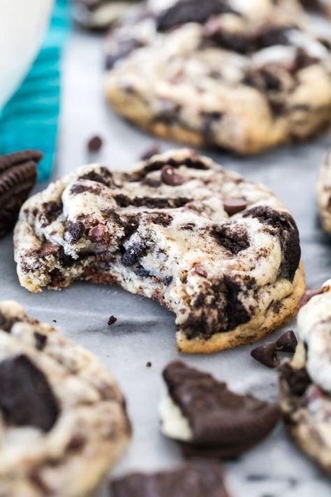 These Oreo-stuffed COOKIES & CREAM COOKIES are so easy to make and SO good! Oreo Sugar Cookies, Gideons Cookies, Oreo Cream Cheese Cookies, Chocolate Covered Cookie Dough, Cookies And Cream Cookies, Strawberry Chocolate Chip Cookies, Sugar Spun Run, Oreo Cheesecake Cookies, Oreo Cookie Recipes