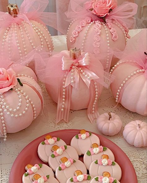 Day Bed Room, Pink Pumpkin Baby Shower, Barbie Fairytopia, Pumpkin Contest, Baby Shower Deco, Pink Pumpkins, Barbie Party, Baby Shower Pumpkin, Fall Time