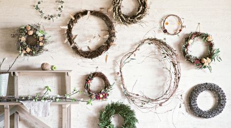 Wreath Gallery Wall Wreath Hanging Ideas, Wall Painting Techniques, Wall Wreath, How To Hang Wallpaper, Diy Tassel, Wreaths And Garlands, Traditional Garden, Diy Makeover, Leaf Garland