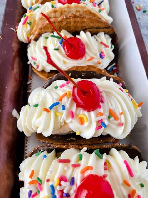 Try this banana split dessert tacos recipe filled with fresh fruit, chocolate, and deliciousness in a crispy waffle cone shell! Peach Cobbler Tacos, Dessert Tacos, Mexican Fried Ice Cream, Cone Ideas, Ice Cream Taco, Dessert Taco, Pavlova Cake, Banana Split Dessert, Dessert Restaurants