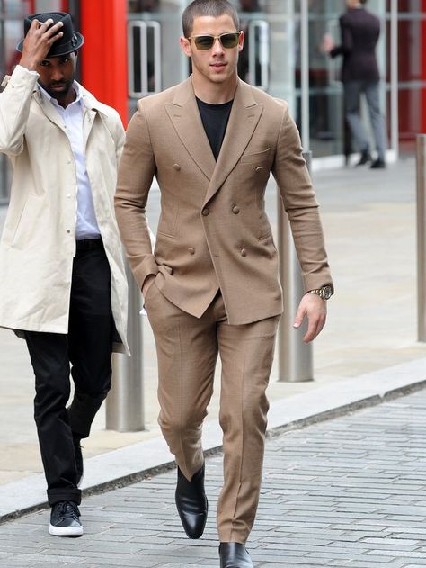 Nick Jonas. Double breasted suit. Perfection. GQ #mensstyle #mensfashion #nickjonas #suit Double Breasted Suit Men Casual, Mens Double Breasted Suit, Men Double Breasted Suit, Double Breasted Suit Men, Men In Suits, Terno Slim, Most Stylish Men, Goodfellas, Brown Suits