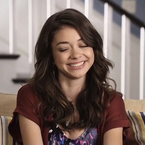 Hailey Modern Family, Hayley Dunphy, Hailey Dunphy, Haley Modern Family, Modern Family Haley, Haley Dunphy, Pfp Y2k, Sarah Hyland, Family Doctors