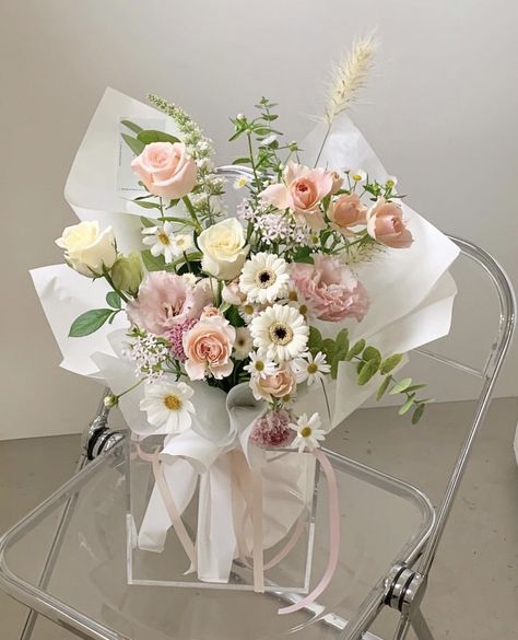 Korean Flower Bouquet Aesthetic, Korean Flower Arrangement, Ranunculus Bouquet, Rose Flower Bouquet, Boquette Flowers, Flower Business, Flower Installation, Flower Store, Spring Wedding Flowers