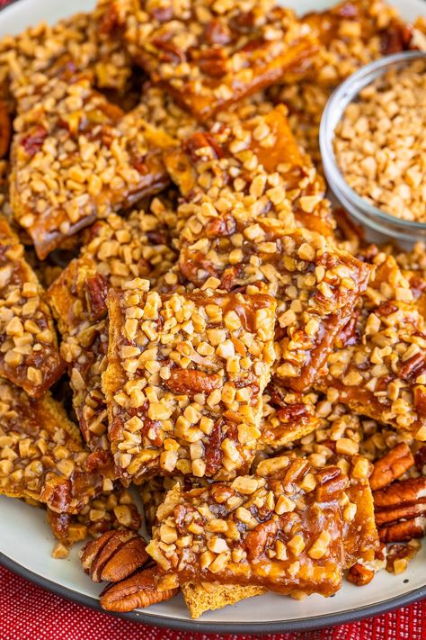 Easy Graham Cracker Toffee with Heath Bits Toffee Bits Recipe, Toffee Fudge, Heath Toffee, Graham Cracker Toffee, Toffee Bark, Pretzel Toffee, Potato Candy, Cracker Toffee, Toffee Recipe