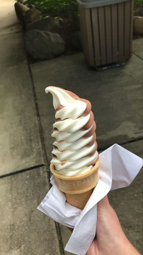 Swirl ice cream looks so cool! Ice Cream Cone Aesthetic, Cafe Truck, Swirl Ice Cream, Ice Cream Swirl, Mlem Mlem, Kitten Wallpaper, Fried Ice Cream, Eating Ice Cream, Soft Serve Ice Cream