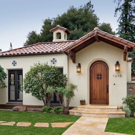 75 Mediterranean Exterior Home Ideas You'll Love - March, 2022 | Houzz Spanish Style Home Exterior, Modern Spanish Style Homes, Modern Spanish Style, Mediterranean Homes Exterior, Mediterranean Exterior, Mediterranean Mansion, Spanish Bungalow, Tuscan Style Homes, Hacienda Style Homes