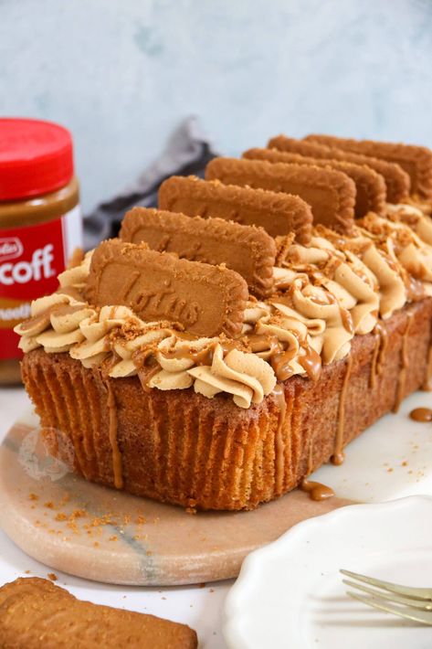 A lightly spiced loaf cake topped with a biscoff buttercream frosting, and even more biscoff on top for the best biscoff loaf cake ever. Smores Loaf Cake, Cookie Butter Loaf Cake, Jane’s Patisserie, Biscoff Roll Cake, South African Cake Recipes, Biscoff Coffee Cake, Biscoff Loaf Cake, Loaf Cake Flavours, Loaf Cake Recipes Christmas