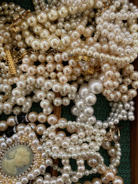 Heiress Aesthetic, Pearls Wallpaper, Pearl Necklace Aesthetic, Pearls Aesthetic, Pearl Aesthetic, Angelcore Aesthetic, Pearl Wallpaper, Downtown Manhattan, Vintage Glam