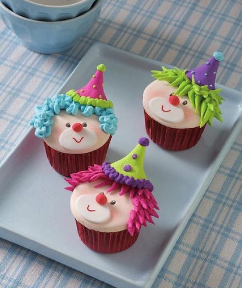 Marcela Capo Cupcakes Clown Cupcakes, Deco Cupcake, Clown Cake, Cap Cake, Mini Torte, Kid Cupcakes, Cupcakes Decorados, Creative Cupcakes, Beautiful Cupcakes