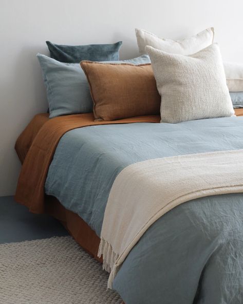 Brown And Blue Bedding, Blue And Brown Bedding, Blue Sheets Bedroom, Brown And Blue Bedroom, Bedding Color Schemes, Blue Bedding Ideas, Blue And Brown Bedroom, Color Palette Bedroom, Blue Bedsheet