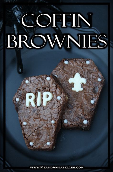 Halloween Wedding Desserts, Addams Family Desserts, Coffin Brownies, Goth Recipes, Comidas Halloween, Brownie Halloween, Gothic Food, Supernatural Party, Brownies Decorados