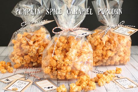 Pumpkin Spice Popcorn recipe with free Halloween printable gift tags - Liz on Call Spooky Party Ideas, Quick Halloween Treats, Caramel Apple Popcorn, Fall Bake Sale, Apple Popcorn, Spiced Popcorn, Pumpkin Eater, Caramel Bits, Easy Halloween Food