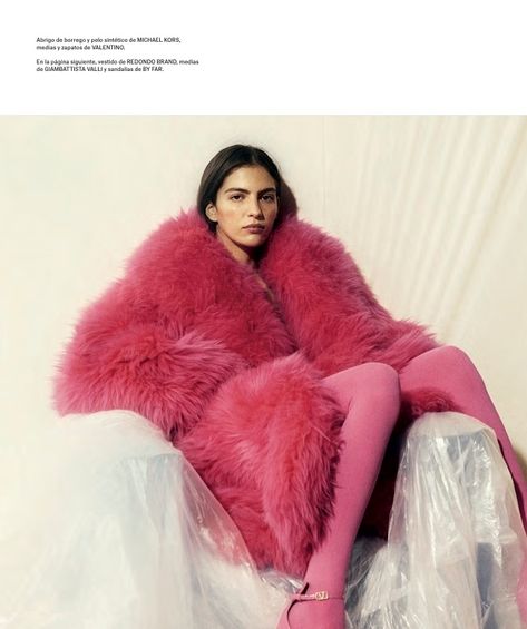 Africa Garcia for S-Moda | Exceso Rosa Venus In Leo, Pink Fur Coat, Pink Tights, Black Attire, Elsa Schiaparelli, Pink Fur, Jenner Outfits, Womenswear Fashion, Beauty Shoot