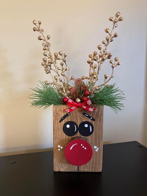 Wood Block Reindeer, Block Reindeer, 2x4 Crafts, Flat Christmas Tree, Snowman Crafts Diy, Christmas Blocks, Reindeer Craft, Wooden Christmas Crafts, Reindeer Face