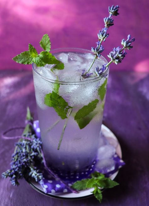 Lavender Mojito (Refreshing Twist!) | Havoc In The Kitchen Cocktails With Lavender, Lavender Mojito Recipe, Purple Mojito, Lavender Mojito, Lavender Drink, Christmas Cocktails Easy, Lavender Cocktail, Lavender Recipes, Liquor Recipes