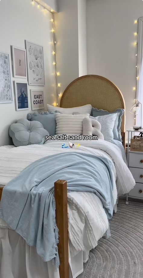 Beach Aesthetic Rooms Ideas, Tsitp Room Decor, Cute Room Simple, Sea Salt And Sand Room, Room Ideas Bedroom Beach, Beach College Dorm, Tsitp Aesthetic Room, Room Ideas Beachy Aesthetic, Beach Aesthetic Dorm Room