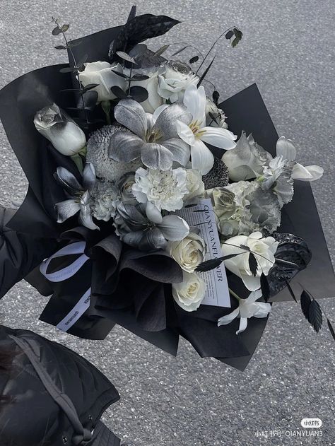 White And Black Flower Bouquet, Black Bouquet Flowers, Black Flower Arrangements, Black And White Flower Bouquet, Black Flowers Aesthetic, Black Flower Bouquet, Black Flowers Bouquet, Black And White Bouquet, Black Rose Bouquet