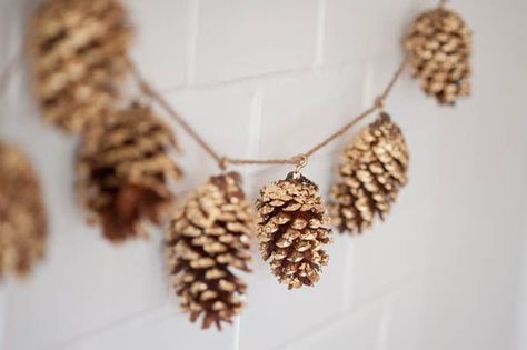 DIY gold leaf pine cone garland from The Sweetest Occasion | Photo by Alice G Patterson Decoracion Navidad Diy, Pine Cone Garland, Pinecone Garland, Diy Pinecone, Handmade Christmas Crafts, Holiday Beauty, Cones Crafts, Garland Christmas, Christmas On A Budget