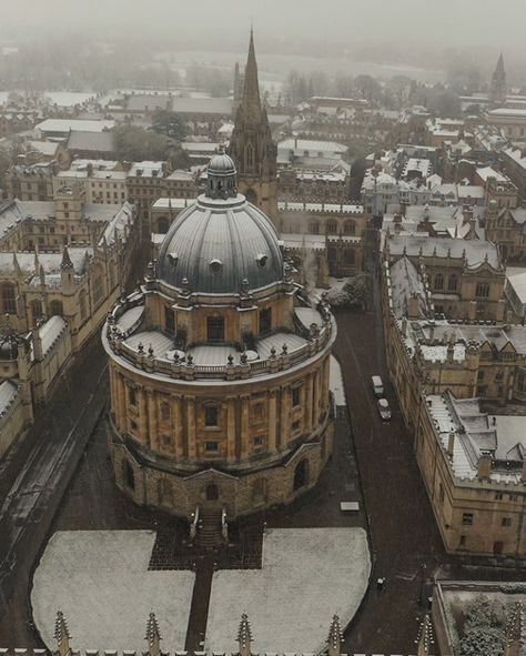 The University of Oxford on Instagram: “🌨 | Oxford this morning... (By the afternoon, virtually all of the snow was gone!) 📷 | @Mamod_em #Snow #Oxford #OxfordUniversity…” Uk College, Oxford College, College Vision Board, University Of Paris, University Of Oxford, Oxford England, College Admissions, New College, Dream College