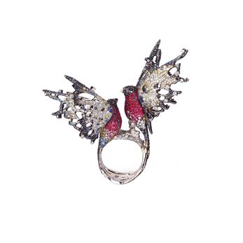 Ichien 'Bullfinches' ring in rubies, sapphires and diamonds Interesting Rings, Colored Sapphires, Bijoux Art Deco, International Jewelry, Bird Jewelry, High Jewelry, Animal Jewelry, Bling Bling, Luxury Jewelry