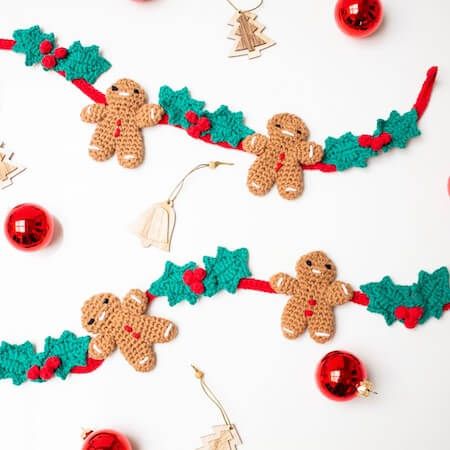 Christmas Tree On The Wall, Diy For Christmas, Crochet Christmas Garland, Diy Crochet Patterns, Crochet Garland, Kit Christmas, Crochet Christmas Trees, Valentines Crochet, Needle Felting Kits