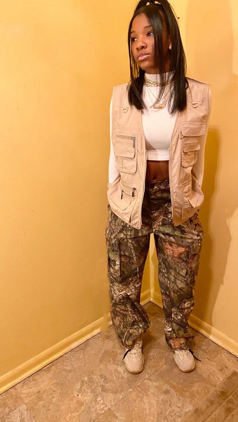 Womens Cargo Outfits, Brown And Camo Outfit, Outfits With Camo Cargo Pants, Desert Camo Dunks Outfit, Camo Outfits For Black Women, Camo Fits Aesthetic, Fall Camouflage Cargo Parachute Pants, Camoflouge Outfit Black Women, Trendy Camouflage Streetwear Pants