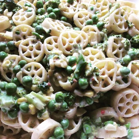 Wheel Pasta Salad, Kid Friendly Pasta, Kid Friendly Pasta Salad, Wagon Wheel Pasta, Mayo Pasta Salad Recipes, Pasta Salad For Kids, Salad For Dinner, June Cleaver, Cold Pasta Salad