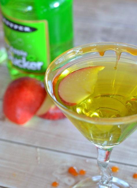 This caramel apple martini recipe is the best ever! Apple Martini Recipe Vodka, Caramel Appletini Recipe, Apple Drinks Alcohol, Caramel Appletini, Appletini Recipe, Apple Martini Recipe, Martini Recipes Easy, Caramel Martini, Caramel Apple Martini