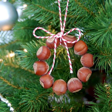 Christmas Ornaments Homemade Rustic, Christmas Ornaments Homemade Kids, Yule Crafts, Homemade Christmas Ornaments Diy, Pagan Christmas, Wiccan Crafts, Papercraft Ideas, Mini Wreath, Diy Christmas Ornaments Easy