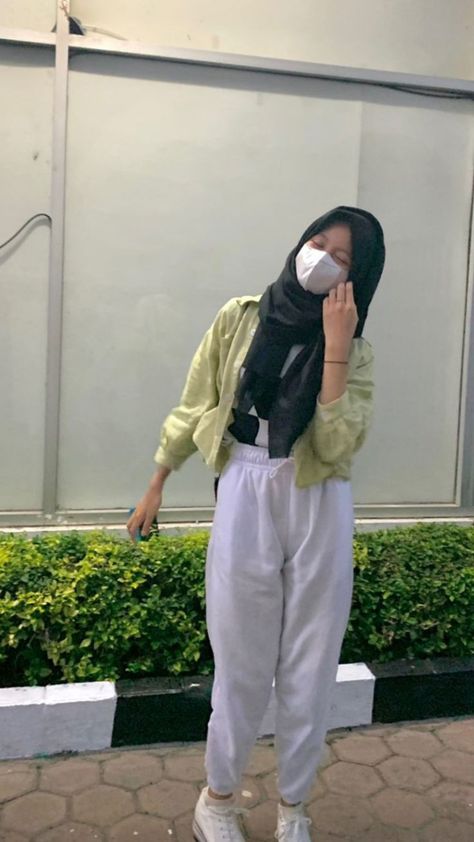 Outfit Jogger Pants Hijab, Ootd Jogger Pants Hijab, Outfit Bioskop, Ootd Jogger, Ootd Non Hijab, Outfit Hijab Ideas, Style Hijab Casual, Outfit Ngampus, Ootd Korean Style