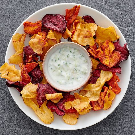 Enjoy a tasty and delicious meal with your loved ones. Learn how to make Root vegetable chips & see the Smartpoints value of this great recipe. Root Vegetable Chips, Vegetable Chips Recipe, Chips Recipes, Ww Snacks, Vegetable Chips, Weight Watchers Snacks, Veggie Snacks, Thanksgiving 2020, Airfryer Recipes