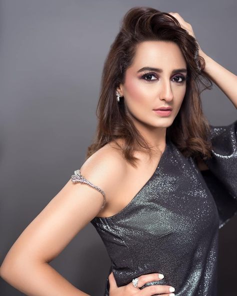 Momal Sheikh, Braided Headbands, Pakistan Fashion Week, Pakistani Couture, Nude Lips, Effortless Hairstyles, Pakistani Bridal Wear, Nude Lip, Braided Headband