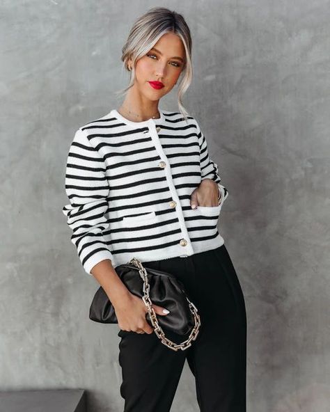 Stripe Cardigan Outfit, Meeting Outfit, Buttoned Cardigan, Black And White Cardigans, Stripe Cardigan, Neutral Outfits, Vici Collection, Paris Style, Over 60 Fashion