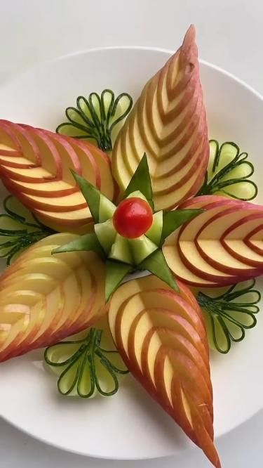 Fruit Decorations Wedding, Fruit Trays For Party, Simple Fruit Platter Ideas, Apple Food Art, Simple Fruit Platter, Easy Fruit Carving, Party Fruit Salad, Platter Ideas Party, Fruit Carving Ideas