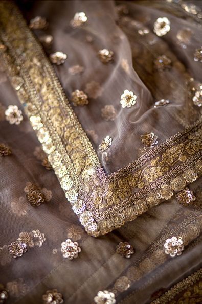 Martell Aesthetic, Bordados Tambour, Bridal Dupatta, Unique Wedding Photography, Crazy Quilting, Salwar Kamiz, Indian Couture, Indian Attire, Indian Designer Wear