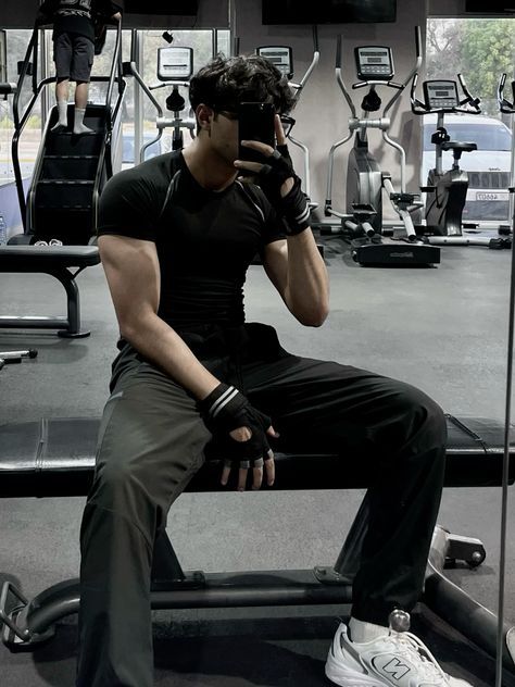 Muscular Men Aesthetic Outfits, Male Athleisure Aesthetic, All Black Aesthetic Outfit Men, Gym Body Aesthetic Men, Gym Outfits Aesthetic Men, Gym Guys Aesthetic, Sporty Aesthetic Men, Body Mens Aesthetics, Aesthetic Male Physique