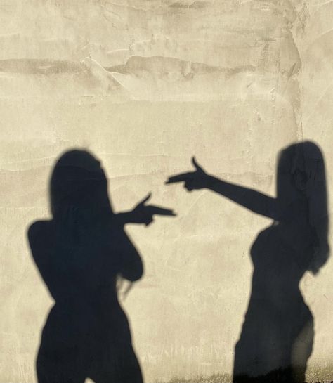 Faceless Pictures With Friends, Twin Sisters Aesthetic Faceless, Sister Duo Aesthetic, Faceless Duo Pics, Opposite Best Friends Aesthetic, Photo A Deux, Best Friends Aesthetic Faceless, Dual Aesthetic, Sis Aesthetic