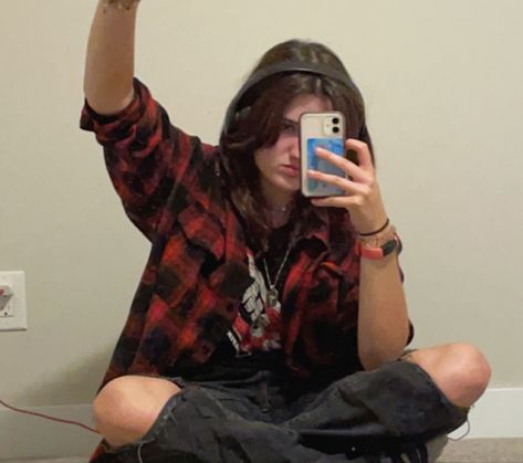 Red Flannel Outfit Aesthetic, Grunge Red Outfit, Red Flannel Outfits, Emo Outfits Aesthetic, Black And White Flannel Outfit, Alt Outfits Aesthetic, Red Flannel Outfit, White Flannel Outfit, Flannel Outfits Aesthetic