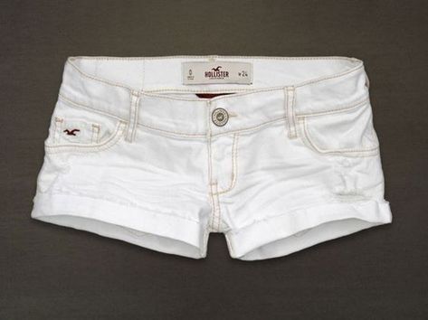 White denim shorts (Hollister) Holister Shorts, Sculpted Hair, Matching Makeup, Hollister Clothes, White Y2k, Ear Accessories, White Jean Shorts, Hollister Shorts, Shorts White