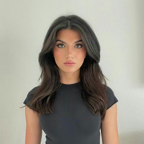 Brown Mid Length Hair, Ellie Zeiler, Medium Length Brown Hair, Dark Brunette Hair, Short Dark Hair, Brown Hair Inspo, Hairstyles For Layered Hair, Brown Hair Balayage, 90s Hairstyles