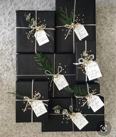 Christmas Gift Wrapping Diy, Pretty Gift Wrapping Ideas, Christmas Gift Wrapping Ideas, Diy Natal, Xmas Gift Wrap, Soya Mumu, Christmas Gift Packaging, Gift Wrapping Techniques, Gift Wrapping Inspiration