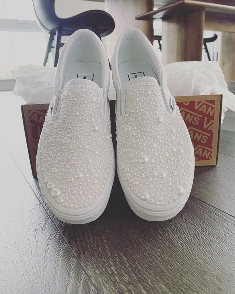 Pearl Wedding Decorations, Pearls Wedding Theme, Wedding Sneakers For Bride, Diy Wedding Shoes, Wedding Vans, Reception Shoes, Custom Wedding Shoes, Pearl Wedding Shoes, Bridal Sneakers