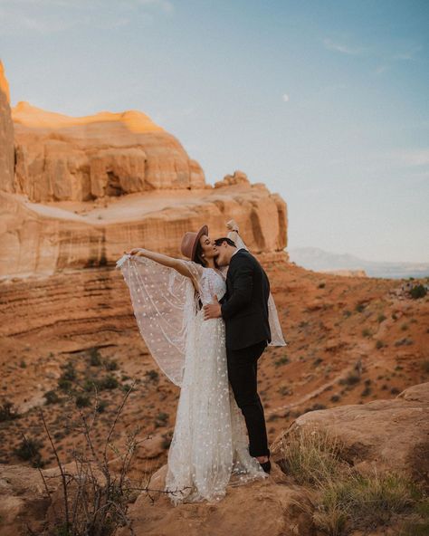 KAYLA RAE on Instagram: “Yesterday was day #1 of the #moabworkshop ! So grateful to be shooting with and learning from all these babes. Bring on day 2!…” Honeymoon Photoshoot, Desert Chic, Rocky Mountain Wedding, Mountain Bride, National Park Wedding, Bride And Groom Pictures, Elopement Ceremony, Colorado Elopement, Arches National Park