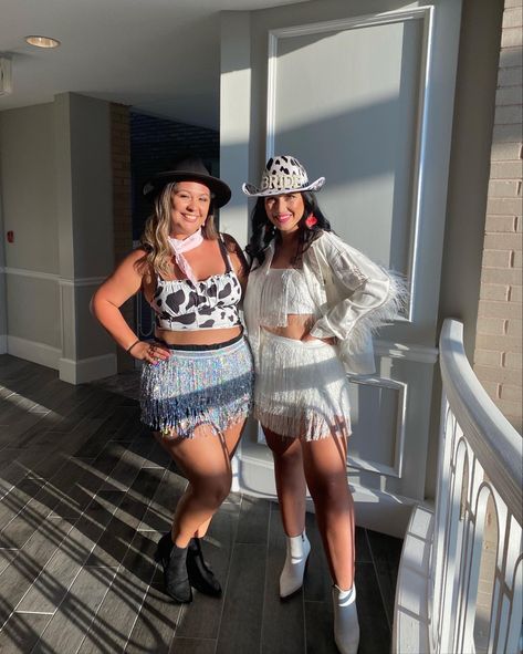 Space Cowboy Party Theme Outfit, Plus Size Space Cowgirl Outfits, Osheaga Outfits, Cosmic Cowgirl Outfit, Cow Girl Party Outfit, Disco Cowboy Outfit, Space Cowboy Party Outfit, Sparkly Cowgirl Outfit, Disco Cowgirl Outfit