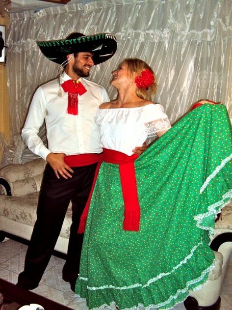 Mexican Couple Costumes, Christmas Party Couple Outfits, Party Couple Outfits, Mexican Fancy Dress, Fiesta Costume, Fancy Christmas Party, Last Minute Kostüm, Mexican Couple, Creative Halloween Costumes Diy