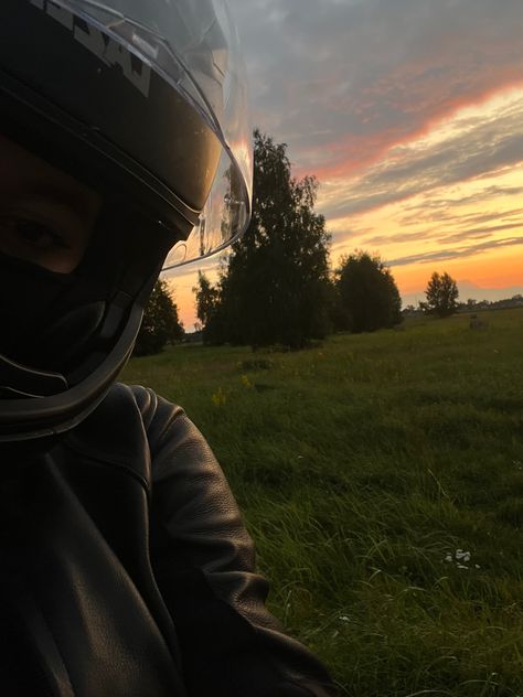 Riding Motorcycle Aesthetic, Motorcycle Girl Aesthetic, Girl Riding Motorcycle, Image Moto, Motorcycle Aesthetic, Female Biker, Motorbike Girl, Pretty Bike, Face Pictures