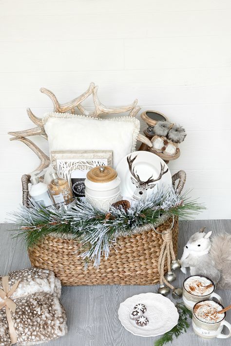 Creative and Luxe Holiday Gift Basket Ideas with Pier 1 - Home Stories A to Z Christmas Basket Decor, Holiday Gift Basket Ideas, Best Christmas Gift Baskets, Holiday Gift Basket, Homemade Gift Baskets, Christmas Gift Baskets Diy, Kids Gift Baskets, Creative Holiday Gifts, Holiday Baskets